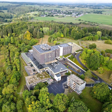 Das Luftbild zeigt die ehemalige Eifelhöhen-Klinik in Marmagen von oben.