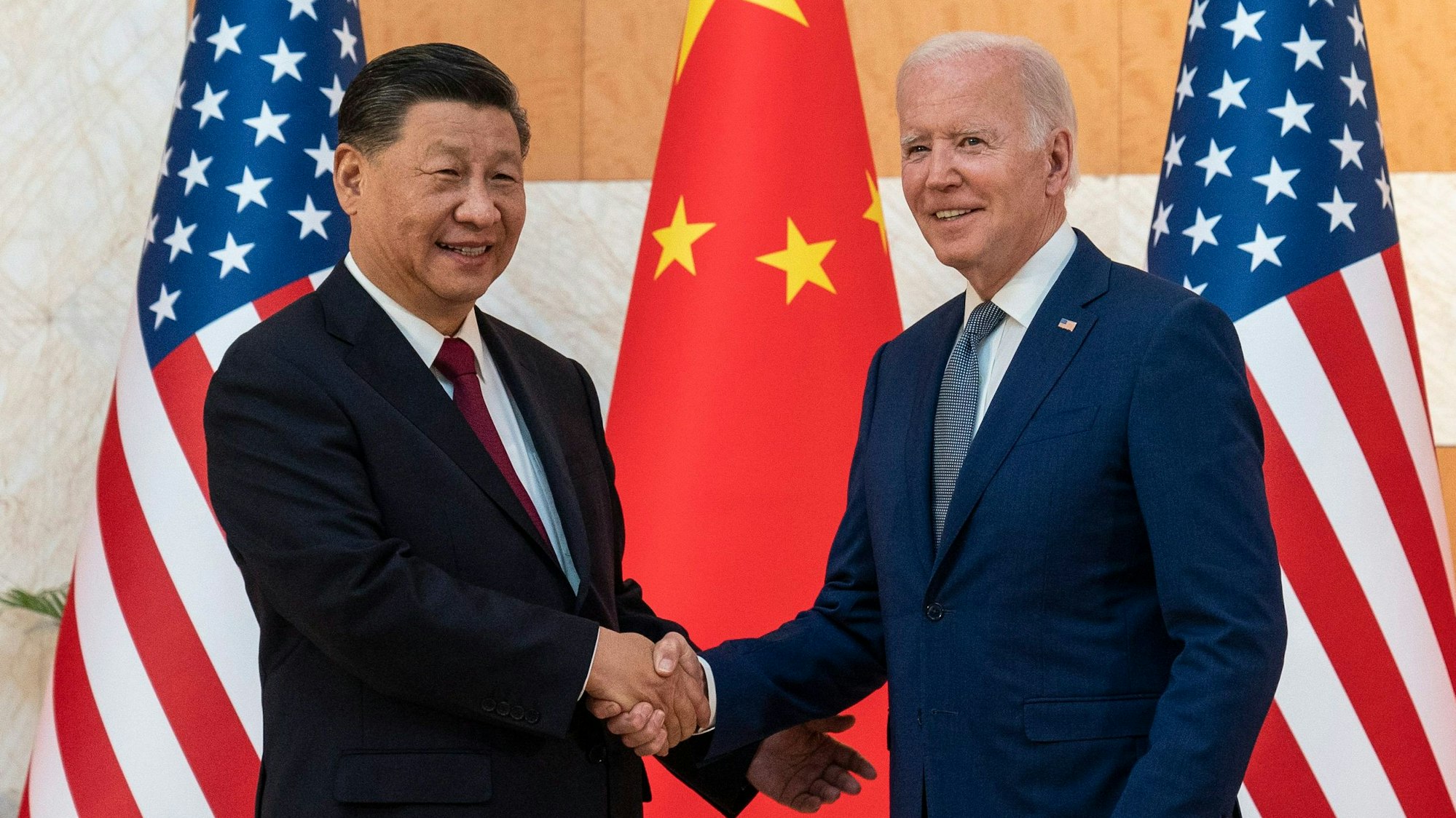 US-Präsident Joe Biden (r.), schüttelt dem chinesischen Präsidenten Xi Jinping bei ihrem Treffen vor dem G20-Gipfel in Bali die Hand.