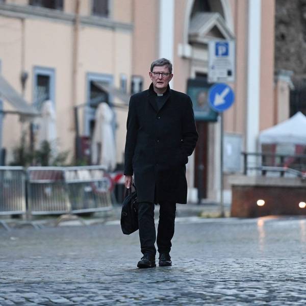 Der Erzbischof von Köln, Kardinal Rainer Maria Woelki, läuft in den Vatikan.