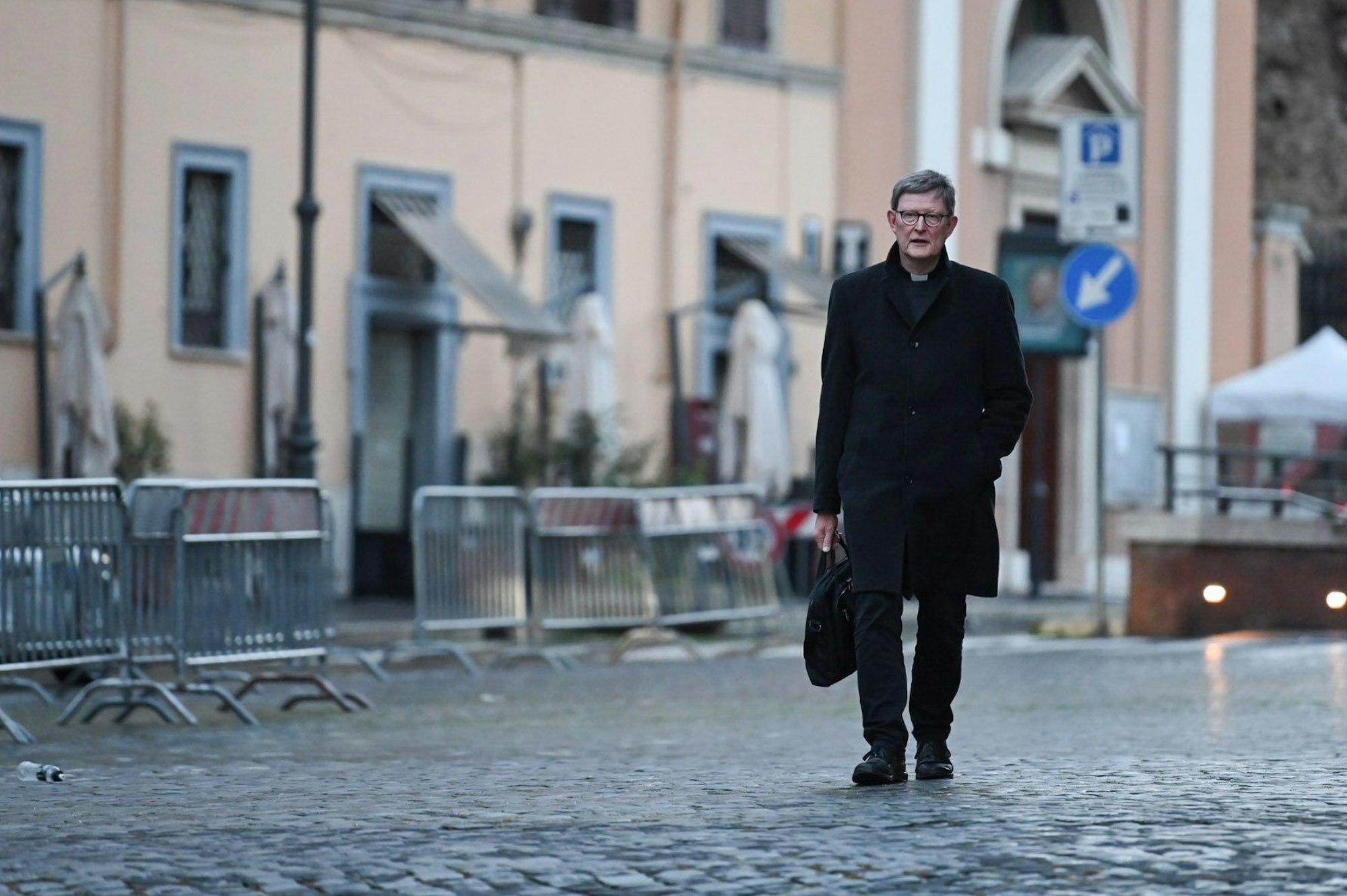 Der Erzbischof von Köln, Kardinal Rainer Maria Woelki, läuft in den Vatikan.