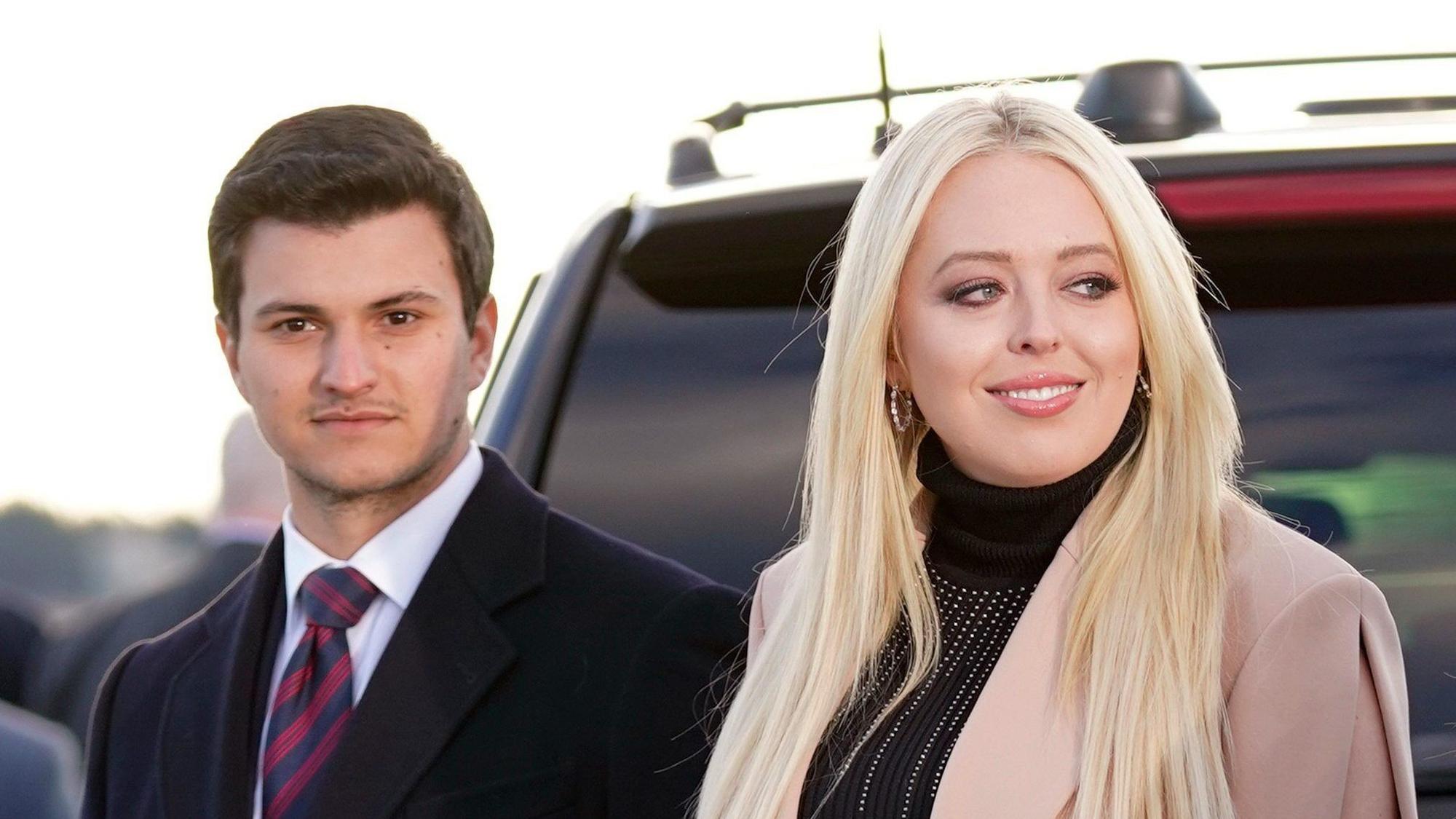 Tiffany Trump und ihr damaliger Verlobter Michael Boulos (l) warten auf Donald und Melania Trump.