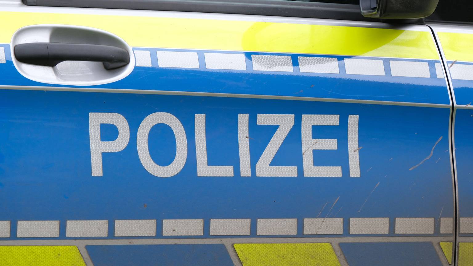 Tür eines Polizeifahrzeugs
