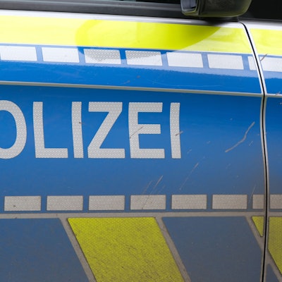 Ansicht auf Tür eines Polizeiautos mit der Aufschrift „Polizei“.