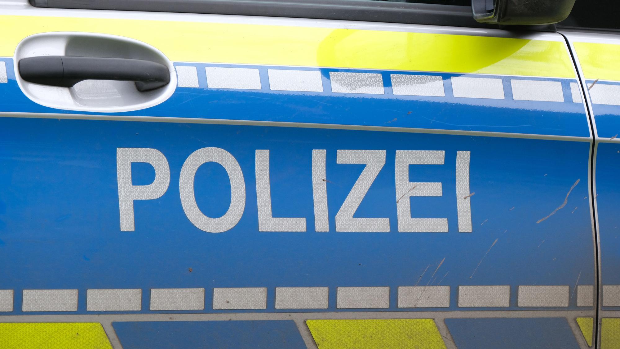 Rechte Autotür eines Polizeiautos