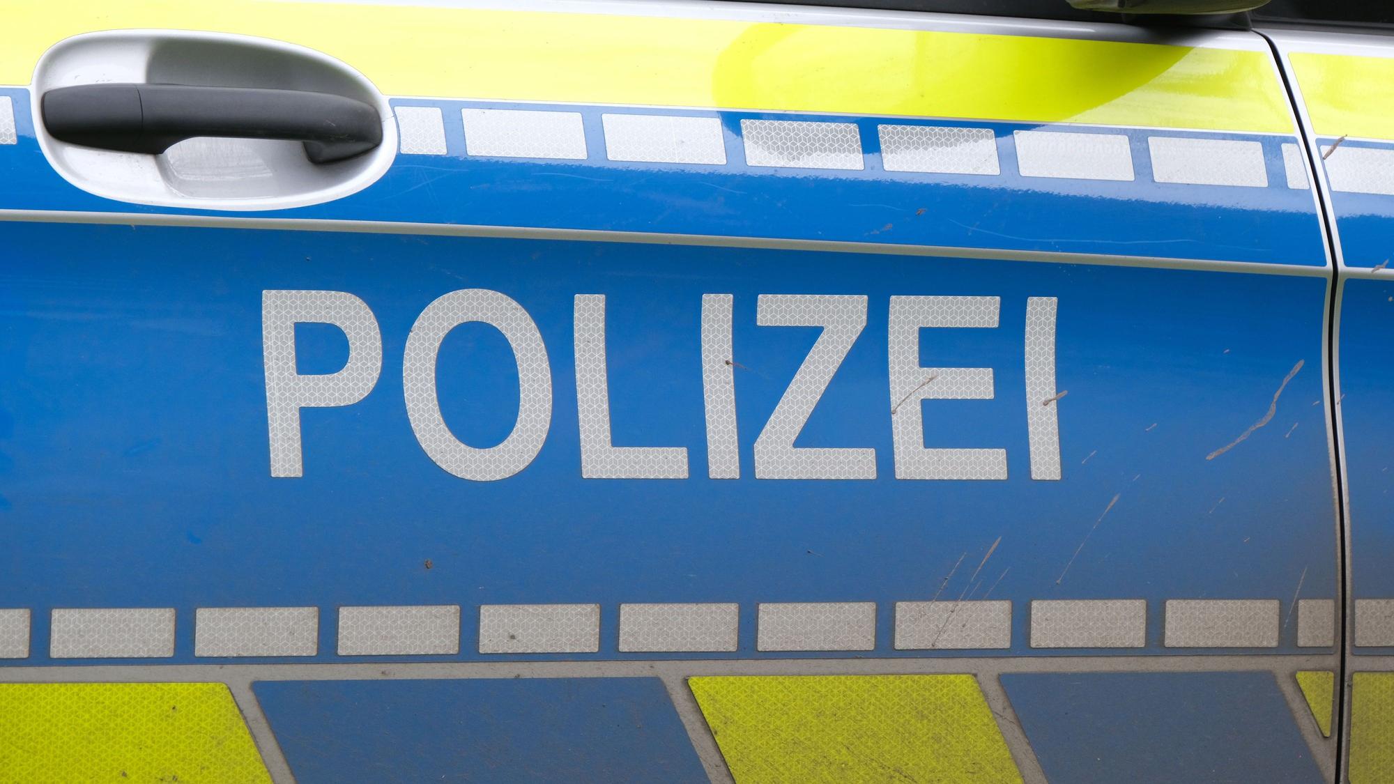 Wagentür eines Polizeiautos mit „Polizei“ Aufschrift (Symbolbild)