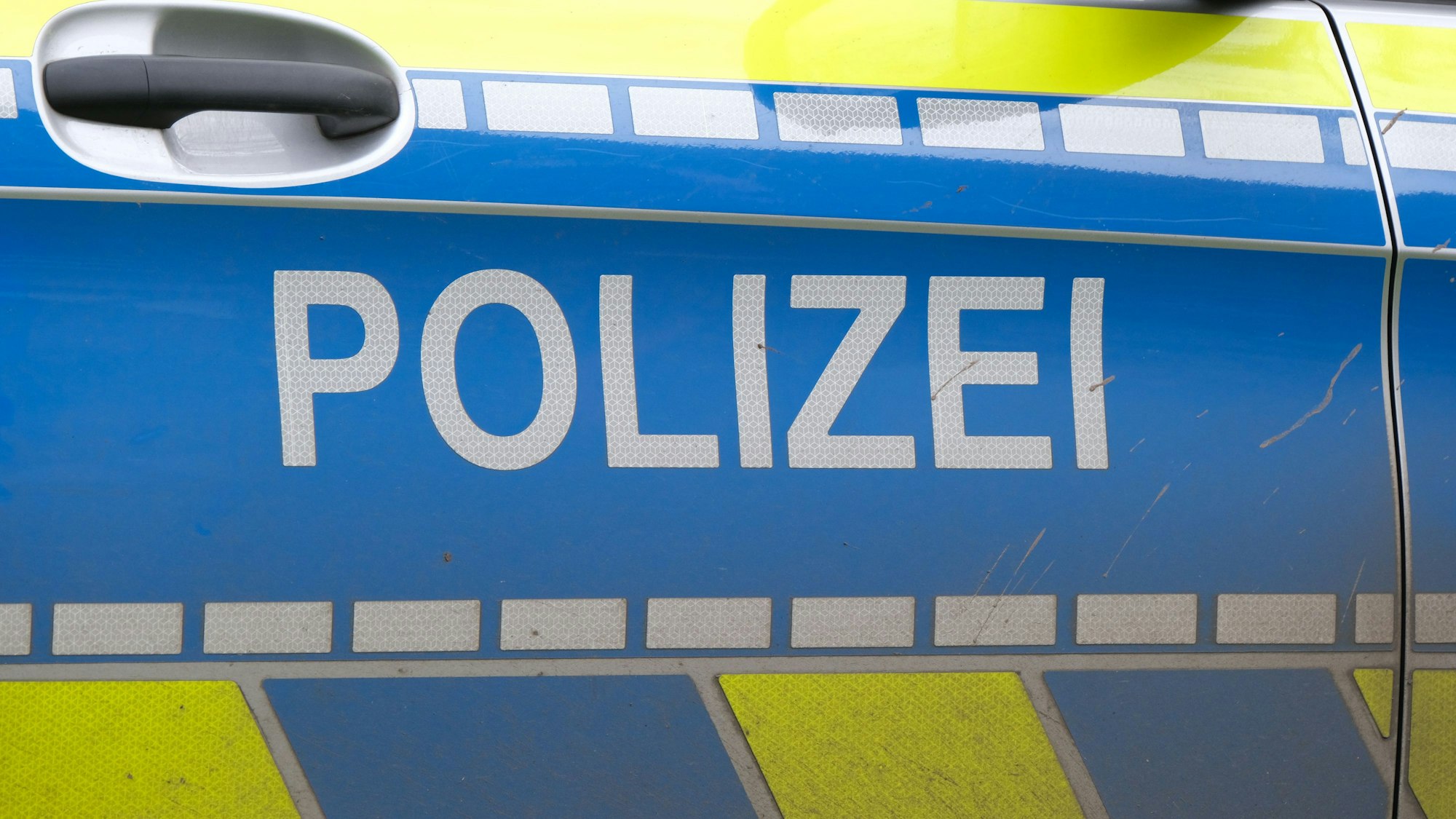 04.02.2022, Köln: Symbolfoto Polizei, Polizeifahrzeug, Einsatzfahrzeug Foto: Max Grönert