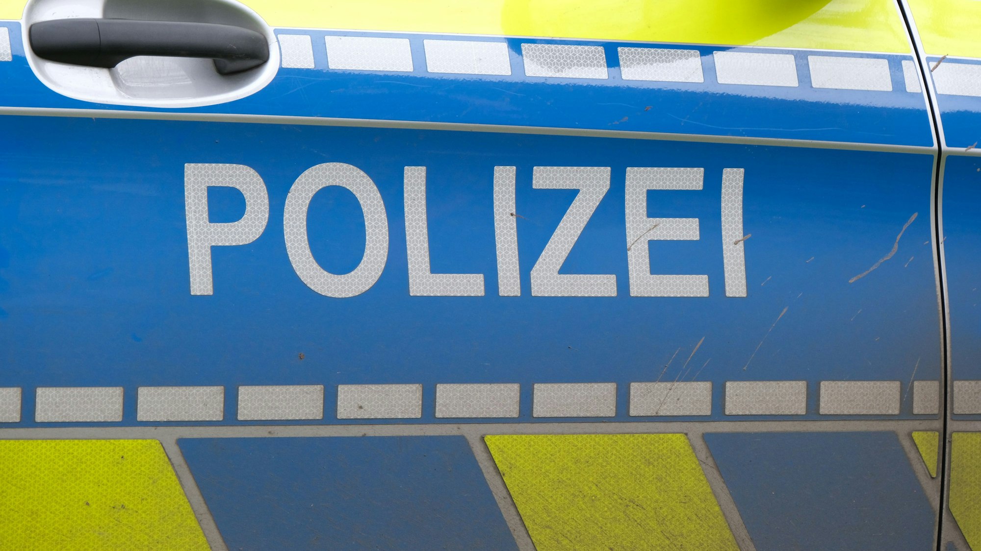 Polizeiauto mit der Aufschrift: Polizei als Nahaufnahme.