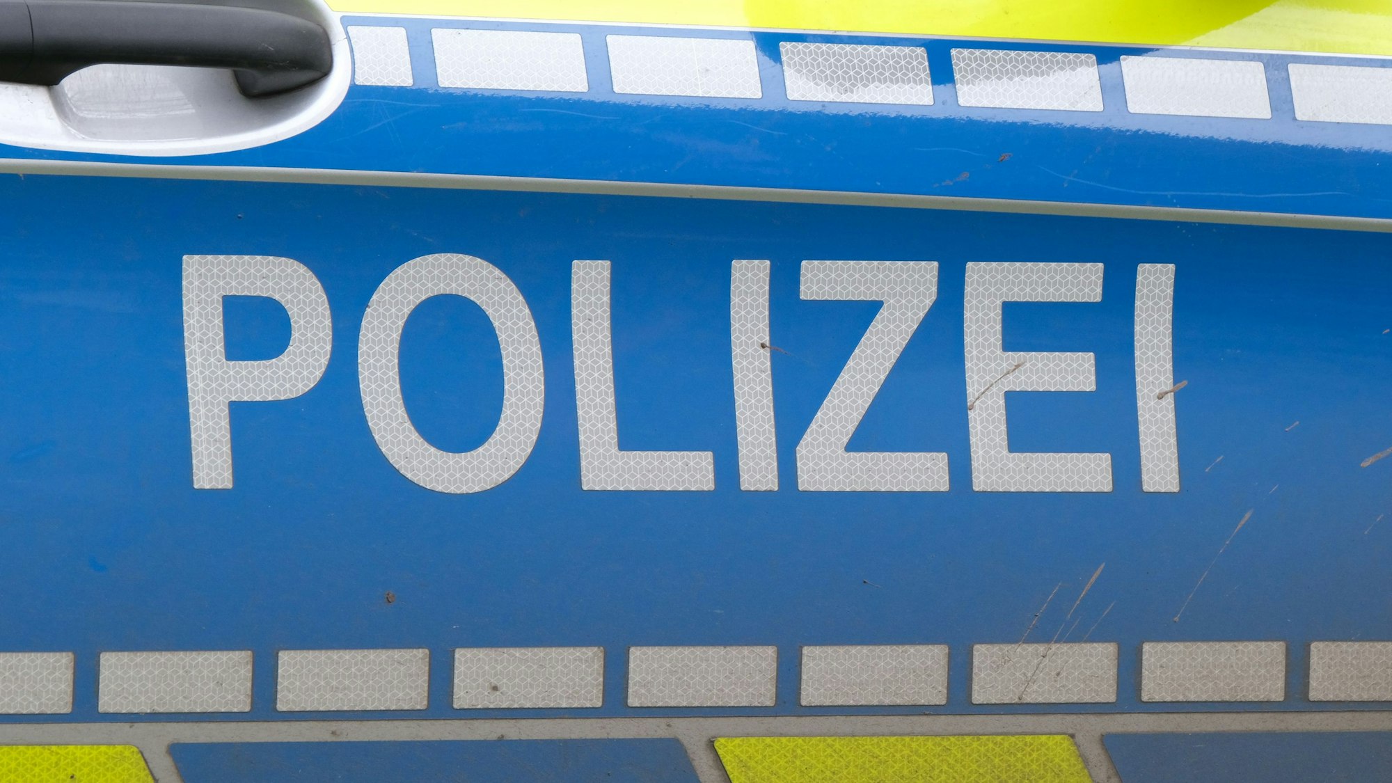 Tür eines Polizeifahrzeugs