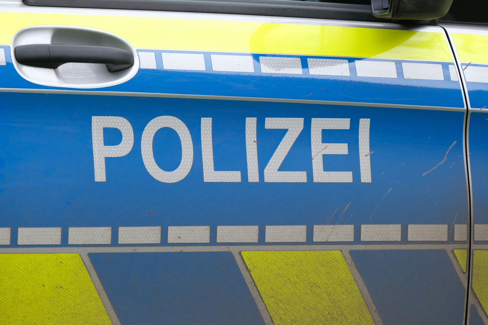Die seitliche Tür eines Polizeiautos.