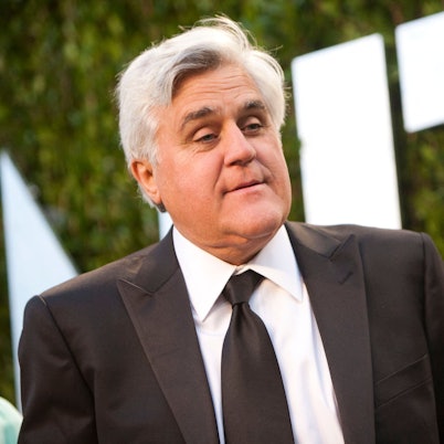 Der US-Entertainer Jay Leno lacht auf dem roten Teppich.