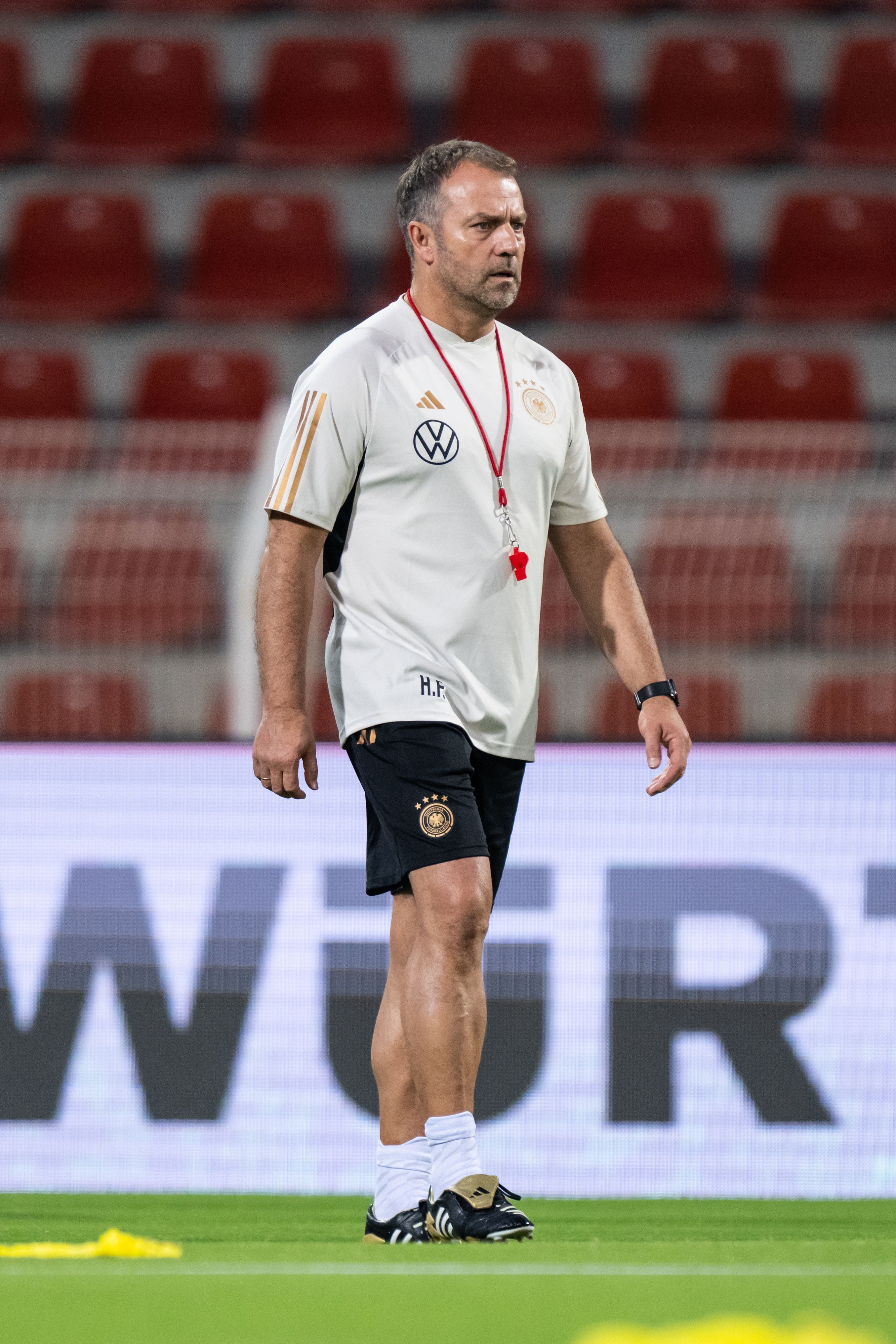 Der Bundestrainer der deutschen Nationalmannschaft Hansi Flick muss vor der WM-Generalprobe gegen den Oman auf Thomas Müller, Mario Götze und Antonio Rüdiger verzichten. Alle drei werden noch geschont und waren nicht beim Abschlusstraining dabei. Flick hatte bei der Einheit am späten Mittwoch Nachmittag Ortszeit noch 20 Spieler zur Verfügung.