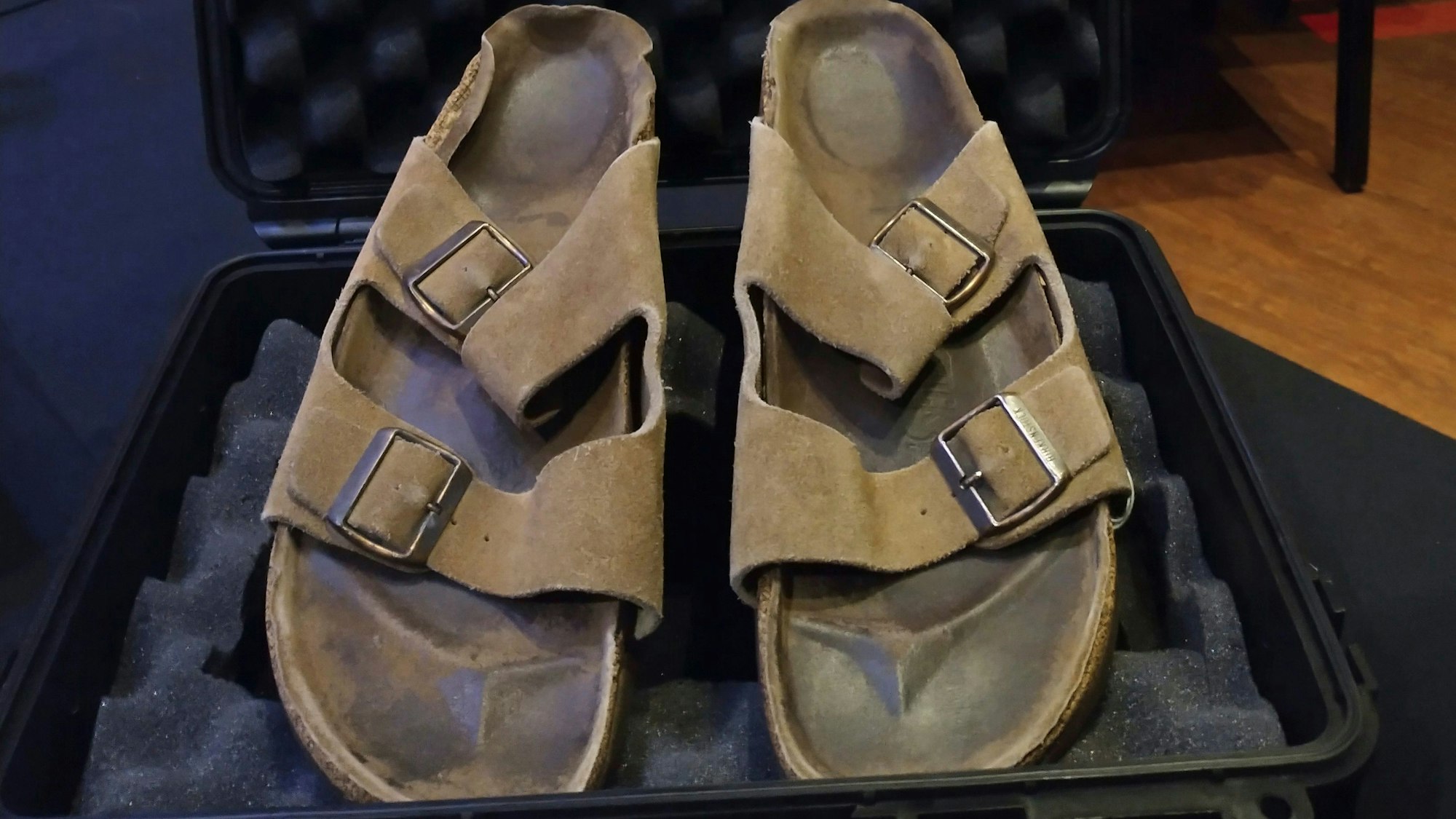 Ein Paar Wildleder-Birkenstocks von Apple-Gründer Steve Jobs sind jetzt unter den Hammer gekommen – und brachten fast 220.000 Dollar.