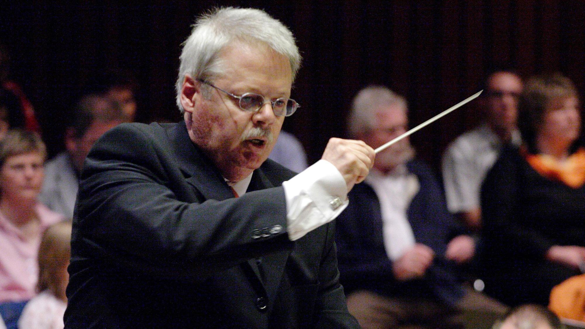 Walter Spicher, Dirgent des Musikvereins Frielingsdorf in Lindlar, bei einem Konzert im Kulturzentrum Lindlar. Aufgeführt wird die Carmina Burana.