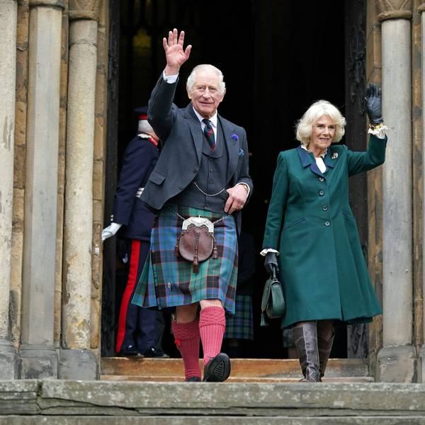 König Charles III. im Schottenrock und Königsgemahlin Camilla winken beim Verlassen der Abbey von Dunfermline.