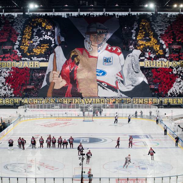 Das Rhein-Energie-Stadion während des Winter-Games 2019. Auf dem Platz sieht man die Mannschaften, auf den Rängen haben Fans eine Choreografie vorbereitet.