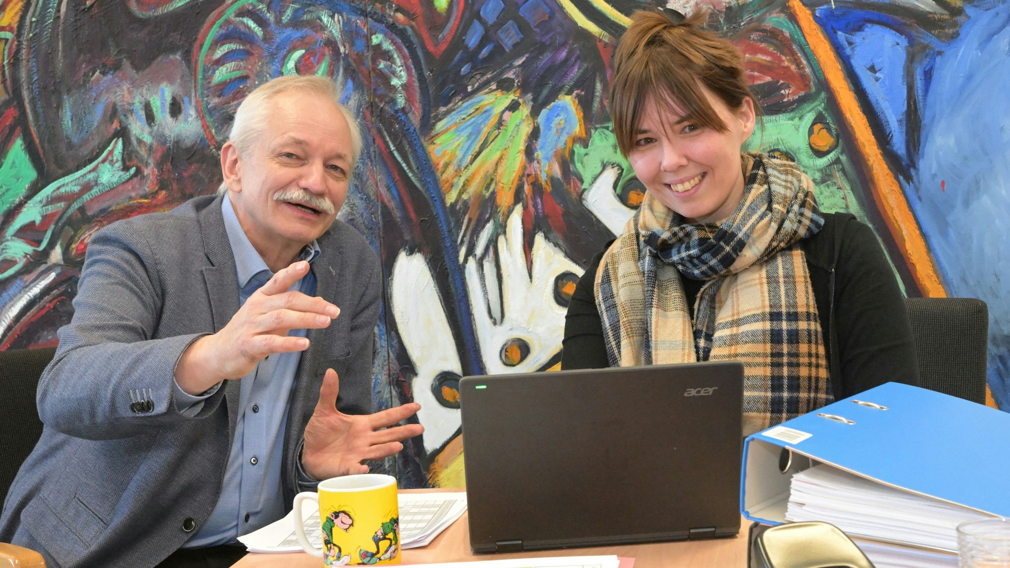 Schulleiter Dieter Müller und seine Stellvertreterin Romina Matthes sitzen gemeinsam vor einem Laptop.
