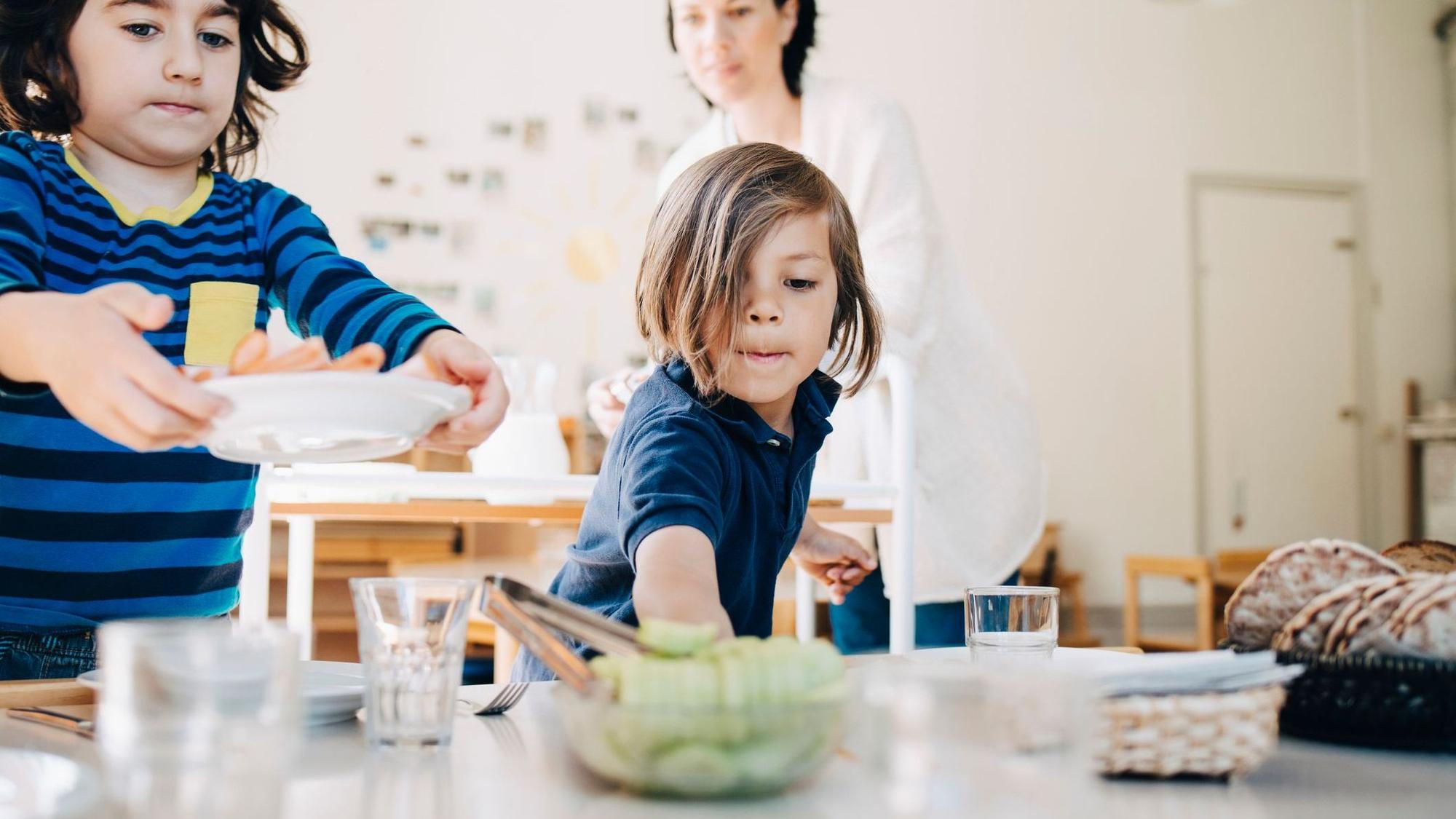 Kita-Kinder helfen beim Tisch decken