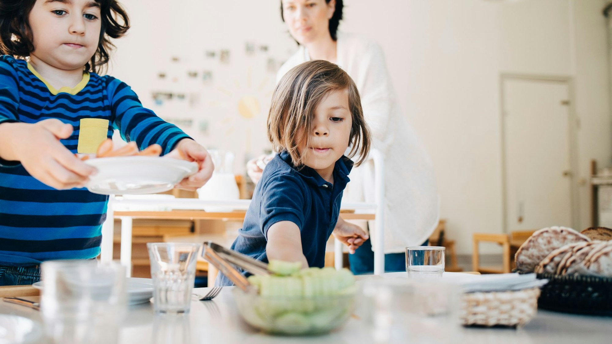 Kita-Kinder helfen beim Tisch decken