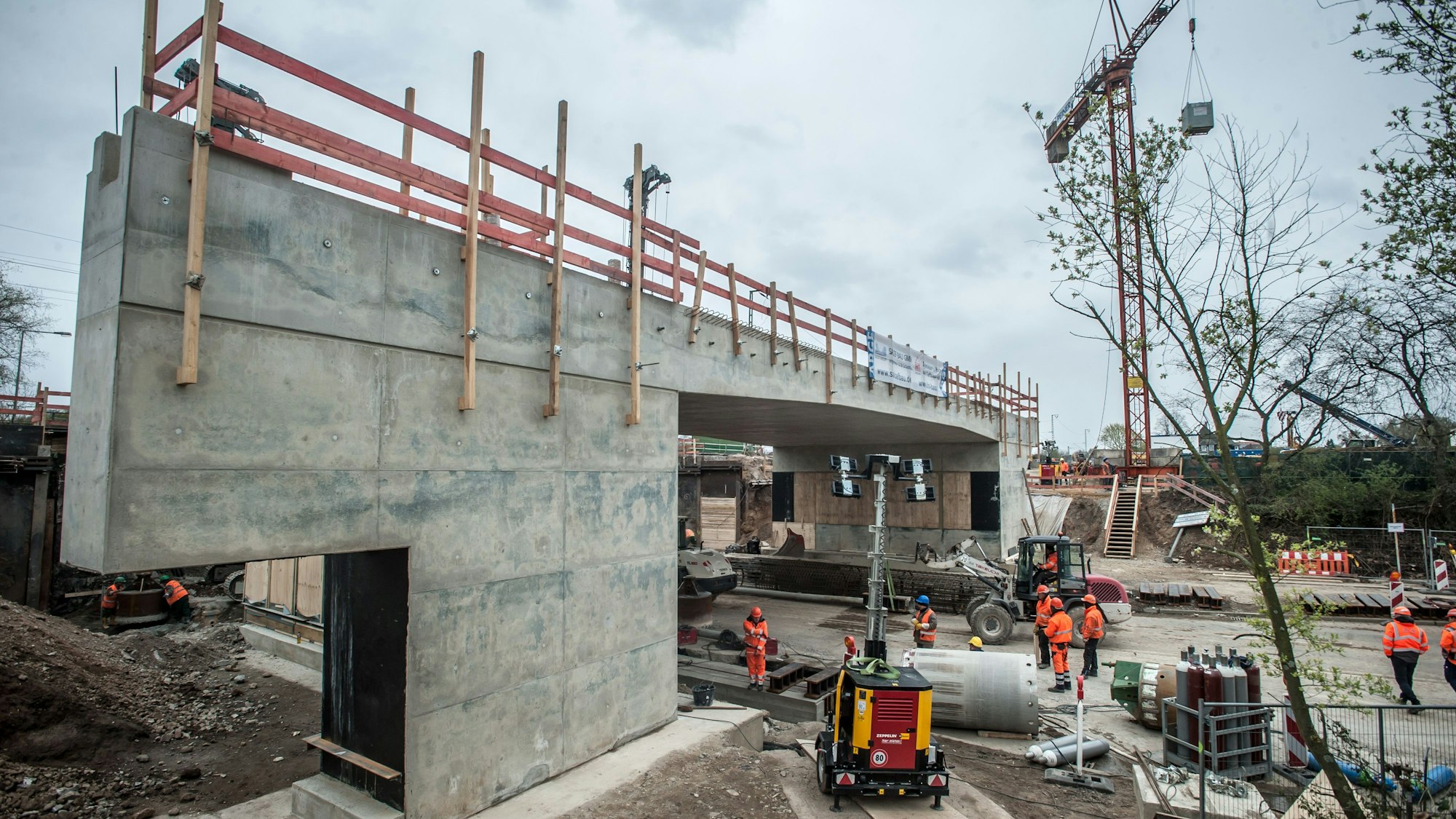 Bahnbrücken-Baustelle RRX Willy-Brandt-Ring.