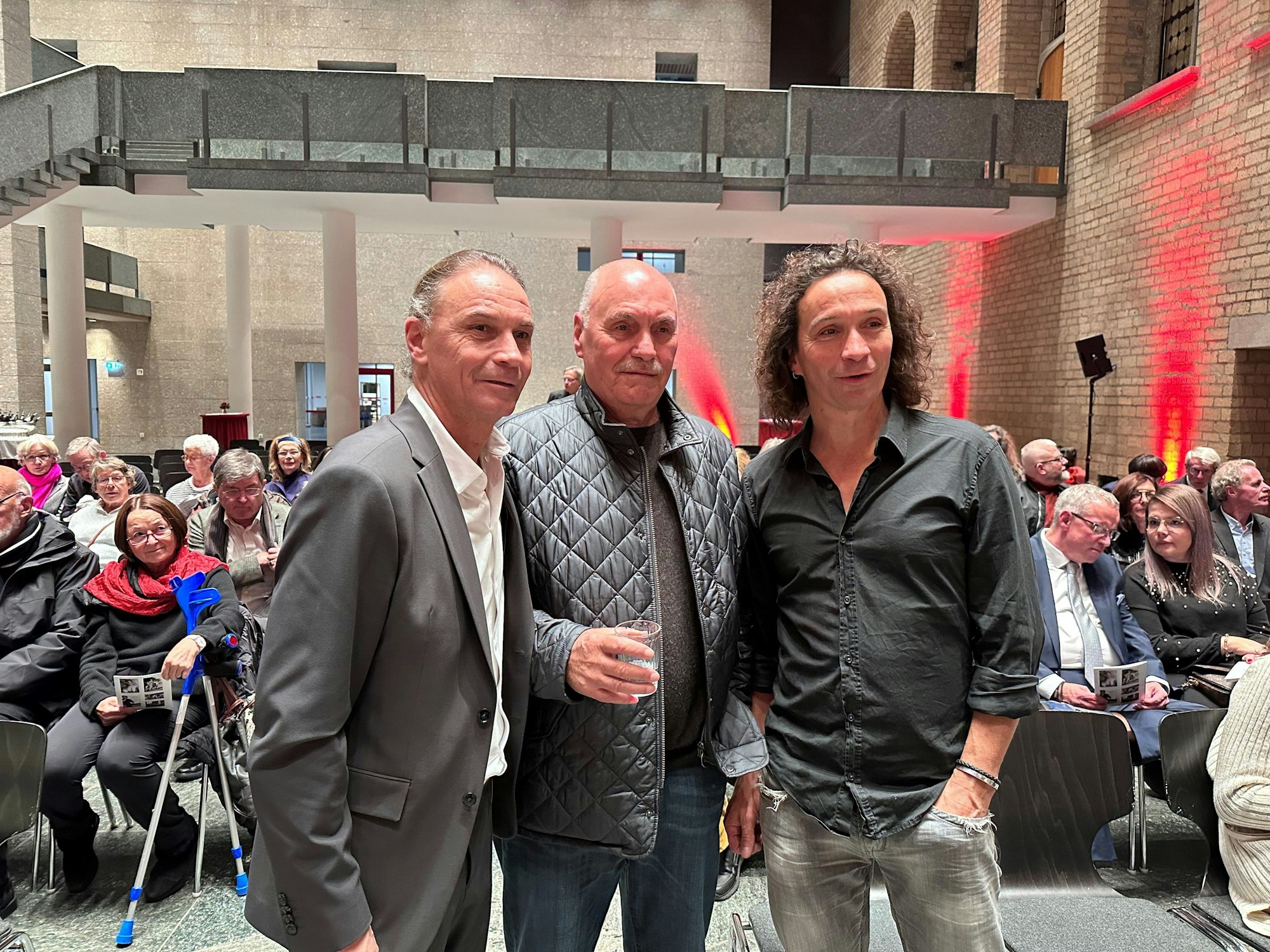 Rolly Brings mit seinen Söhnen Peter (l.) und Sephan (r.) in der Piazzetta des Historischen Rathauses.