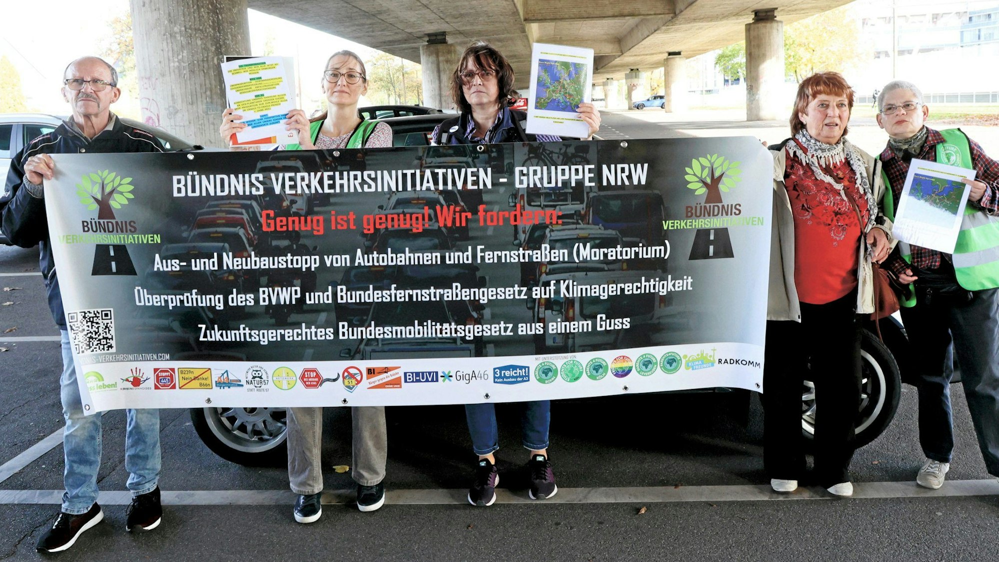 Bürgerinitiativen stehen mit einem Transparent unter der Stelzenbrücke