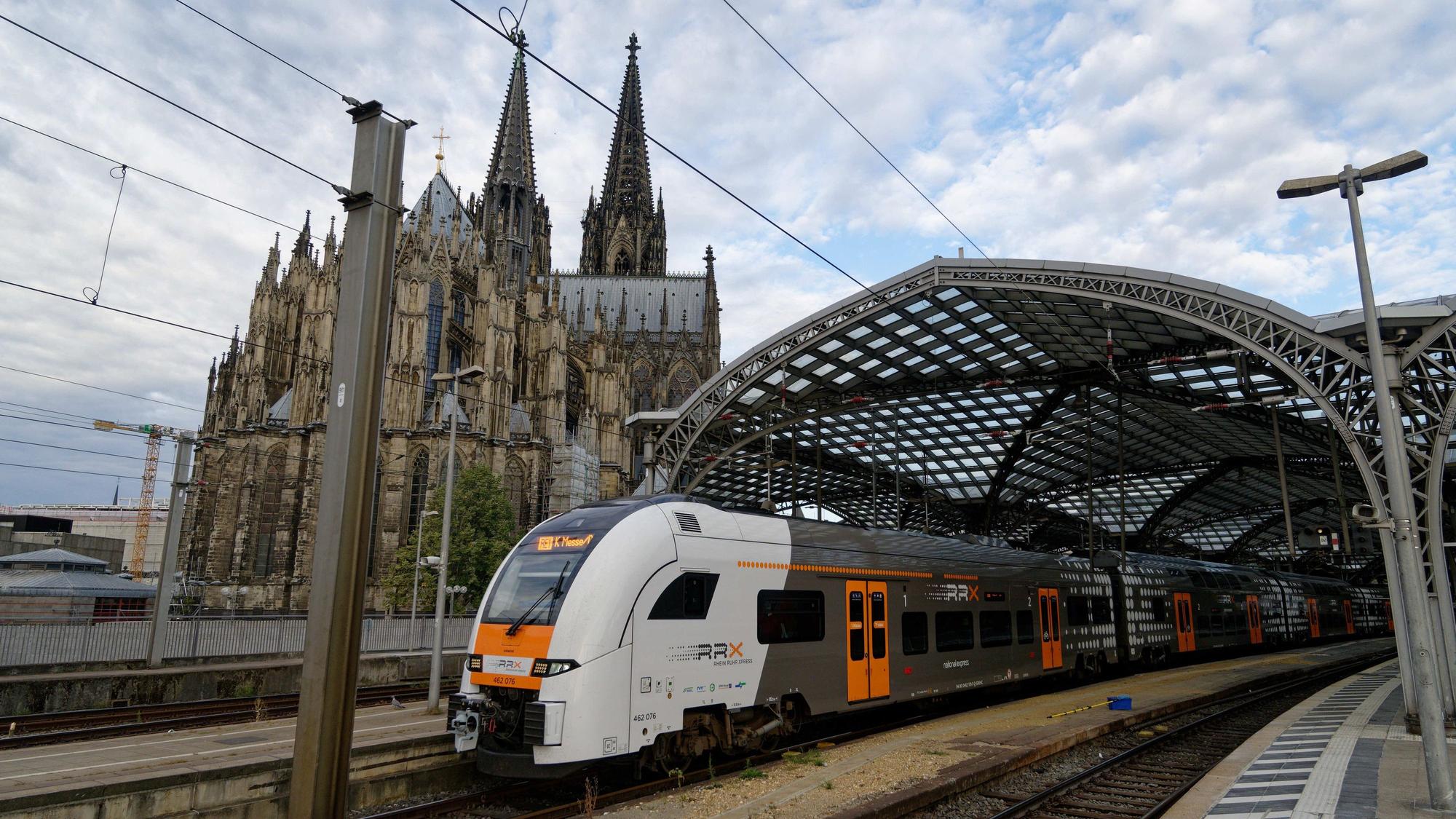 Ein Regionalzug verlässt den Kölner Hauptbahnhof. Die Vereinbarung von Bund und Ländern zur Finanzierung des 49-Euro-Tickets für den Nahverkehr reicht aus Sicht von Verkehrsunternehmen und Kommunen in NRW nicht aus.