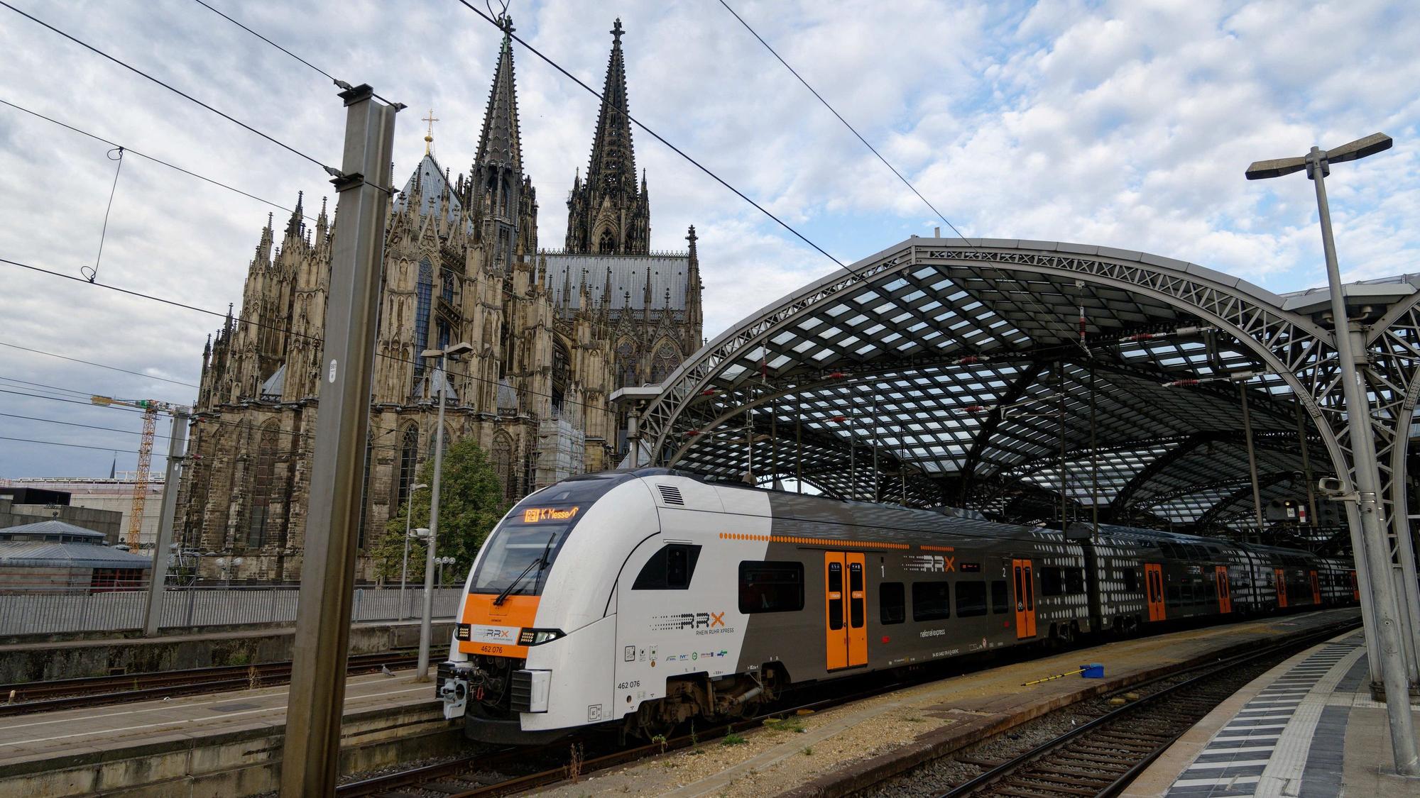 Ein Regionalzug verlässt den Kölner Hauptbahnhof.
