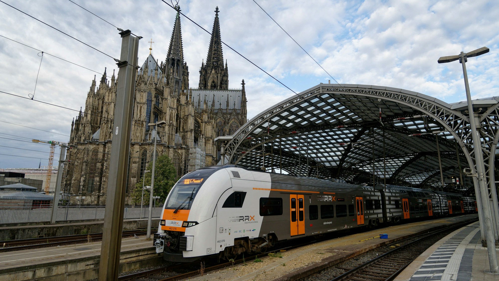 Ein Regionalzug verlässt den Kölner Hauptbahnhof.