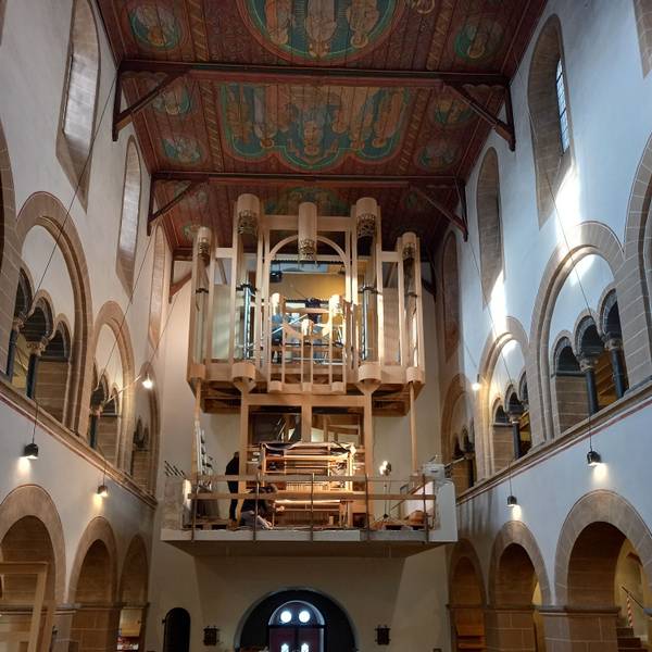 In der Basilika Sankt Gertrud in Morsbach wird das Gerüst der Orgel fertiggestellt.
