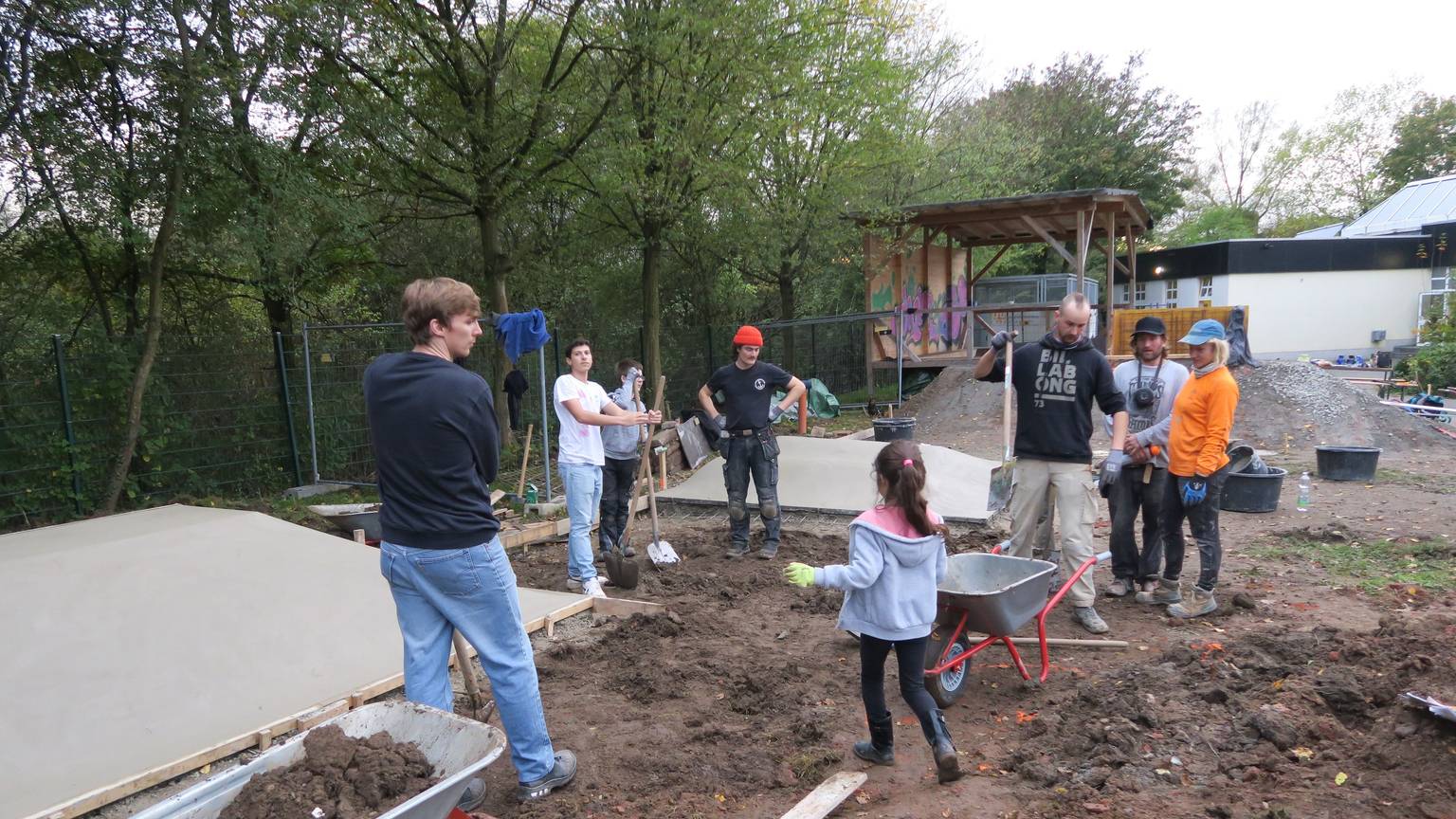 Die Besucher des Enbe arbeiten zusammen am Skatepark.