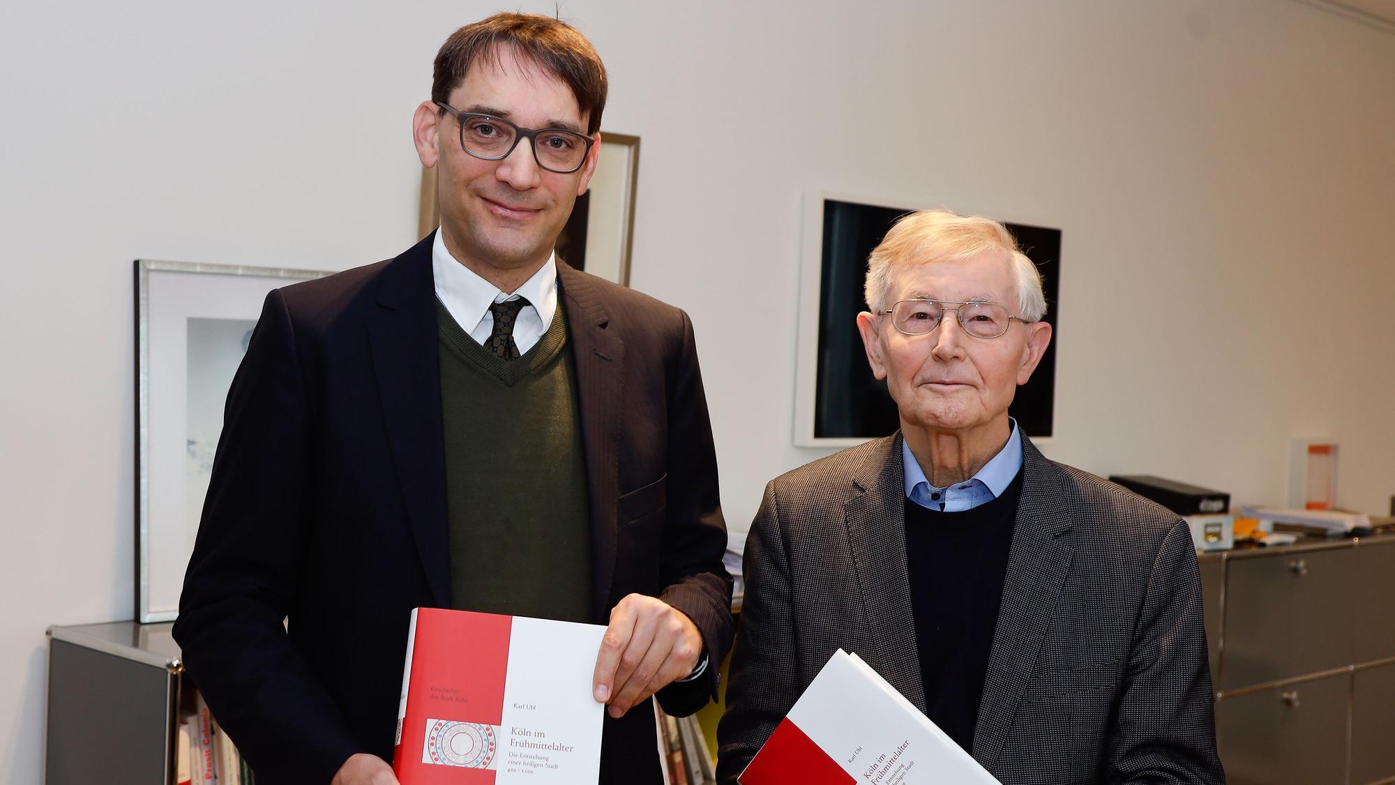 14.11.2022,Köln: Buchvorstellung "Köln im Mittelalter 400-1100" im Greven Verlag in Köln. Autor Prof. Dr. Karl Ubl und Herausgeber Prof. Dr. Werner Eck stehen nebeinander und halten das Buch vor sich.