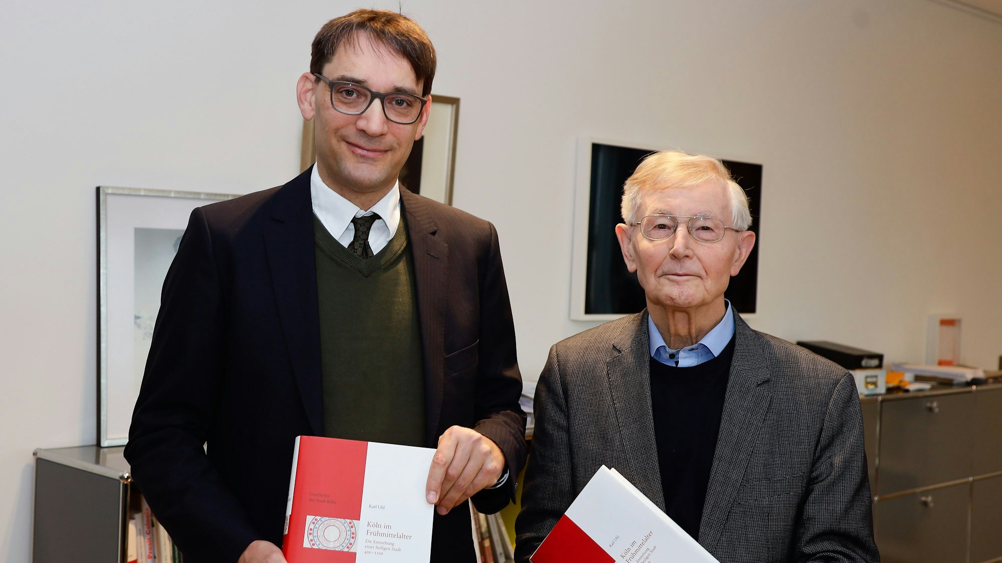 14.11.2022,Köln: Buchvorstellung "Köln im Mittelalter 400-1100" im Greven Verlag in Köln. Autor Prof. Dr. Karl Ubl und Herausgeber Prof. Dr. Werner Eck stehen nebeinander und halten das Buch vor sich.
