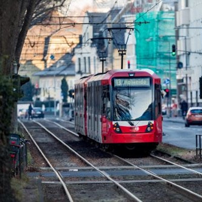 Eine Bahn der Linie 13 fährt durch Köln.