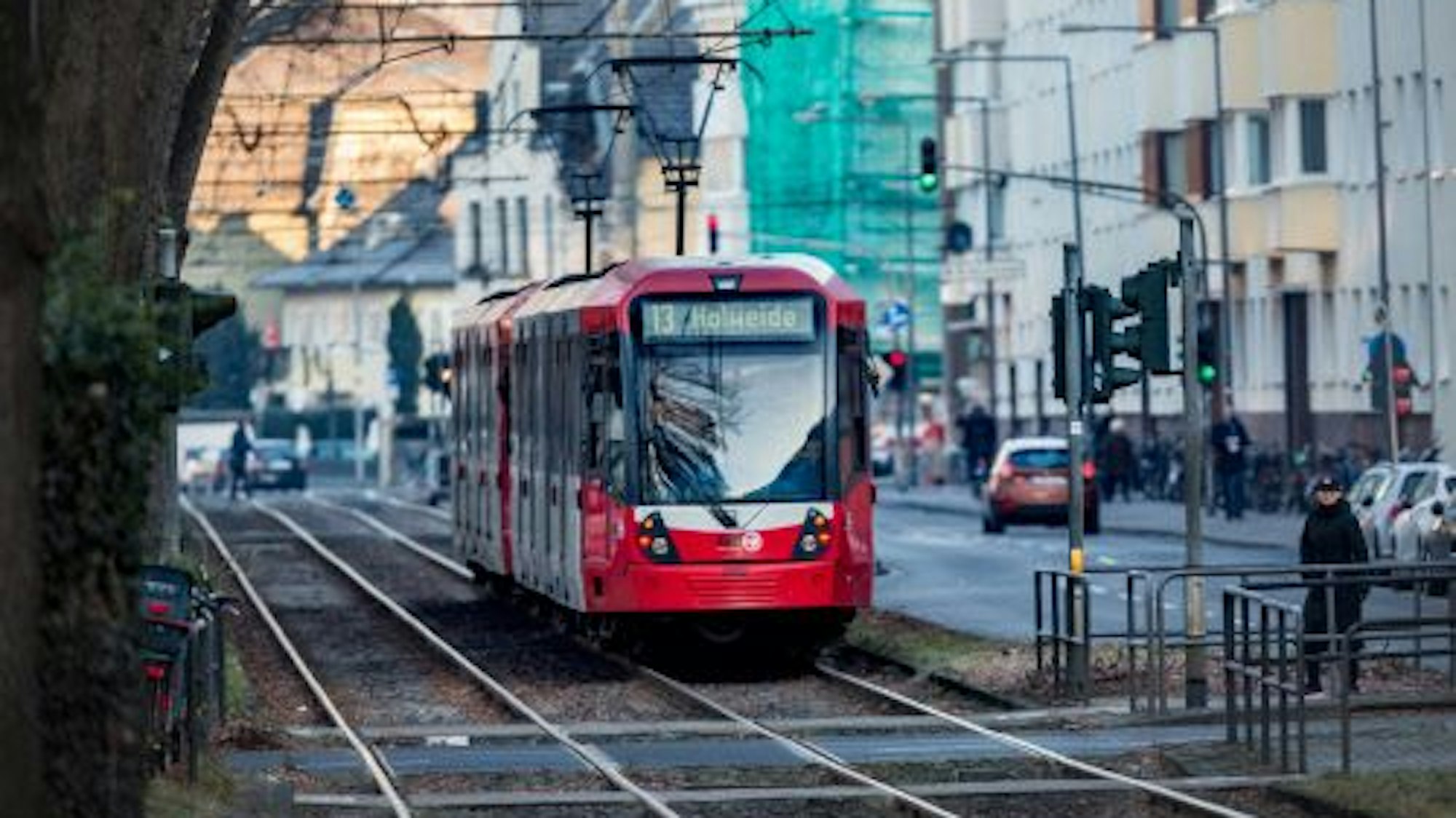 Eine Bahn der Linie 13 fährt durch Köln.