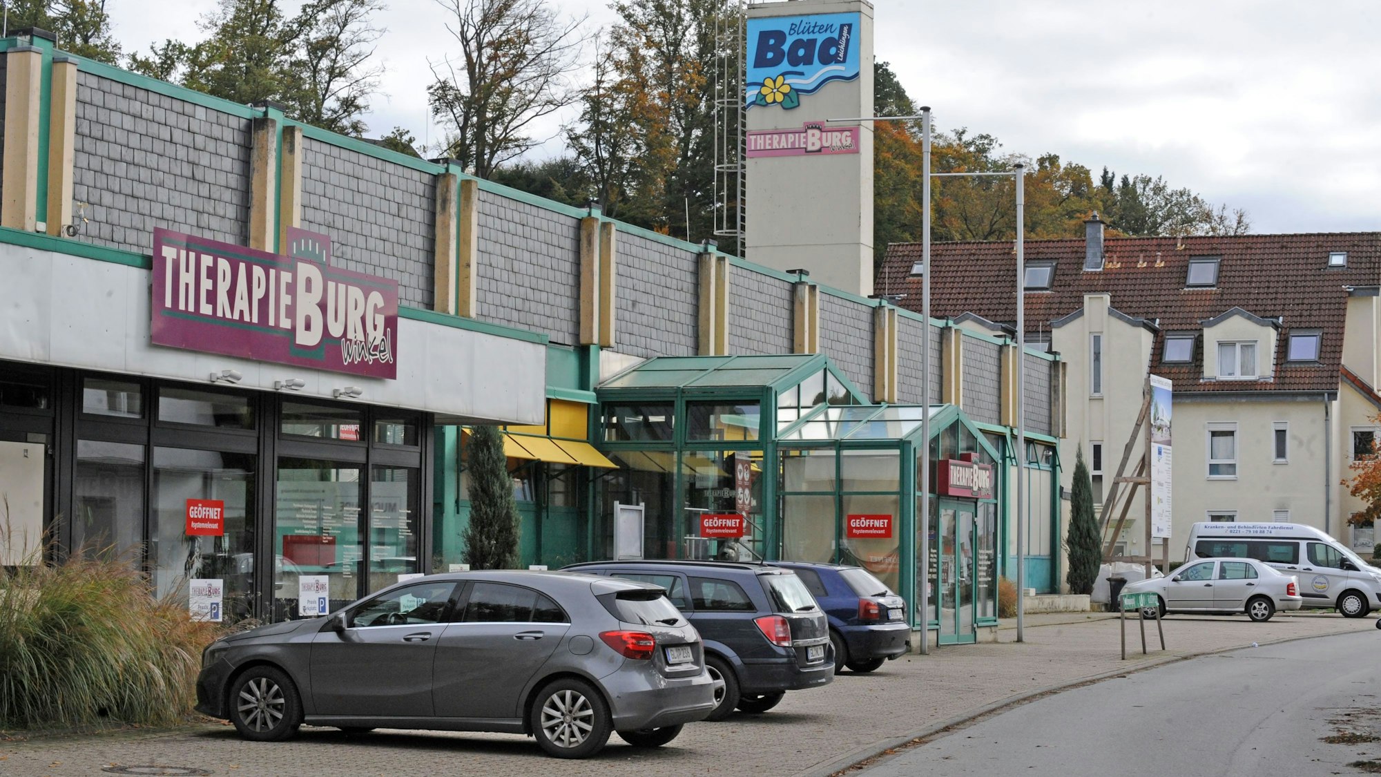 Außenansicht der geschlossenen Physiopraxis Therapieburg im Leichlinger Hallenbad-Gebäude am Büscherhof.