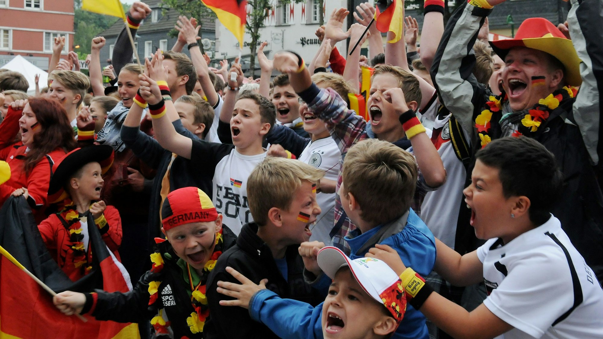 Auf Wipperfürths Marktplatz jubeln 2014 deutsche Fußball-Fans.