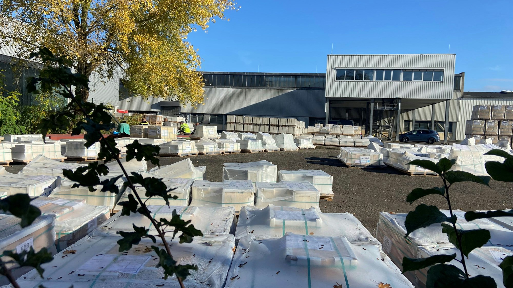 Ofensteine liegen auf dem Werksgelände an der Postraße in Porz.