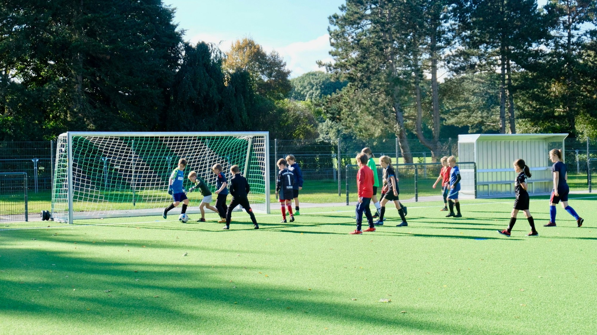 Eine der Mannschaften des Vereins Vorwärts Spoho beim Training auf dem vereinseigenen Kunstrasenplatz.
