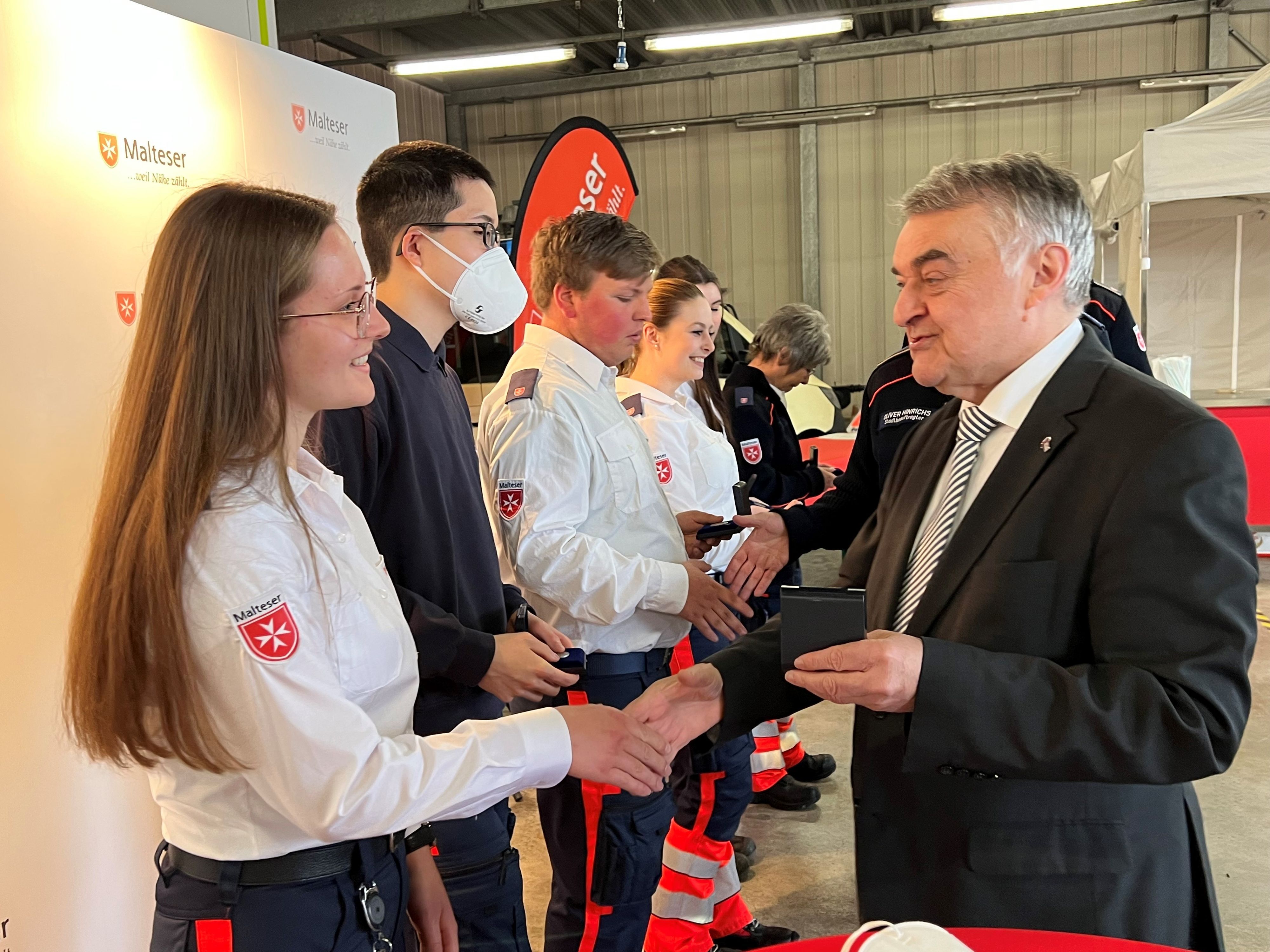 NRW-Innenminister Herbert Reul (CDU) überreicht Einsatzkräften der Malteser Leverkusen die Fluthelfermedaille für ihren Einsatz nach dem Hochwasser vom Juli 2021