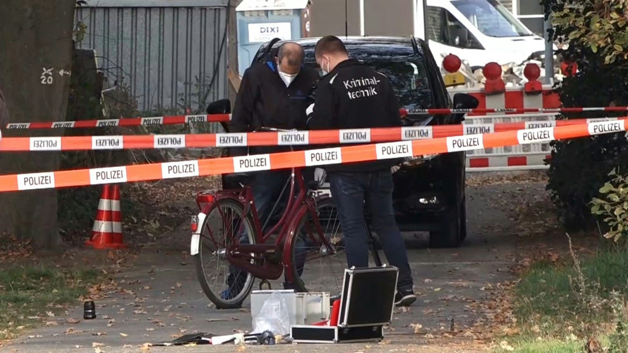 Kriminaltechniker untersuchen ein Fahrrad an der Stelle, an der ein gefesseltes Mädchen gefunden wurde. Ein 13-jähriges Mädchen ist in Ostbevern im Münsterland auf dem Weg zur Schule offenbar unter nicht näher bekannten Umständen angegriffen worden.