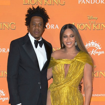 Die Sänger Jay-Z und Beyonce lächeln bei ihrer Ankunft zur "Lion King"-Premiere. Sie geht mit den meisten Gewinnchancen in die kommende Grammy-Preisverleihung. Beyonce und ihr Ehemann und Rapper Jay-Z hätten nun beide jeweils in ihrer Karriere insgesamt 88 Grammy-Nominierungen eingeheimst - und damit mehr als jeder andere Musik-Star.