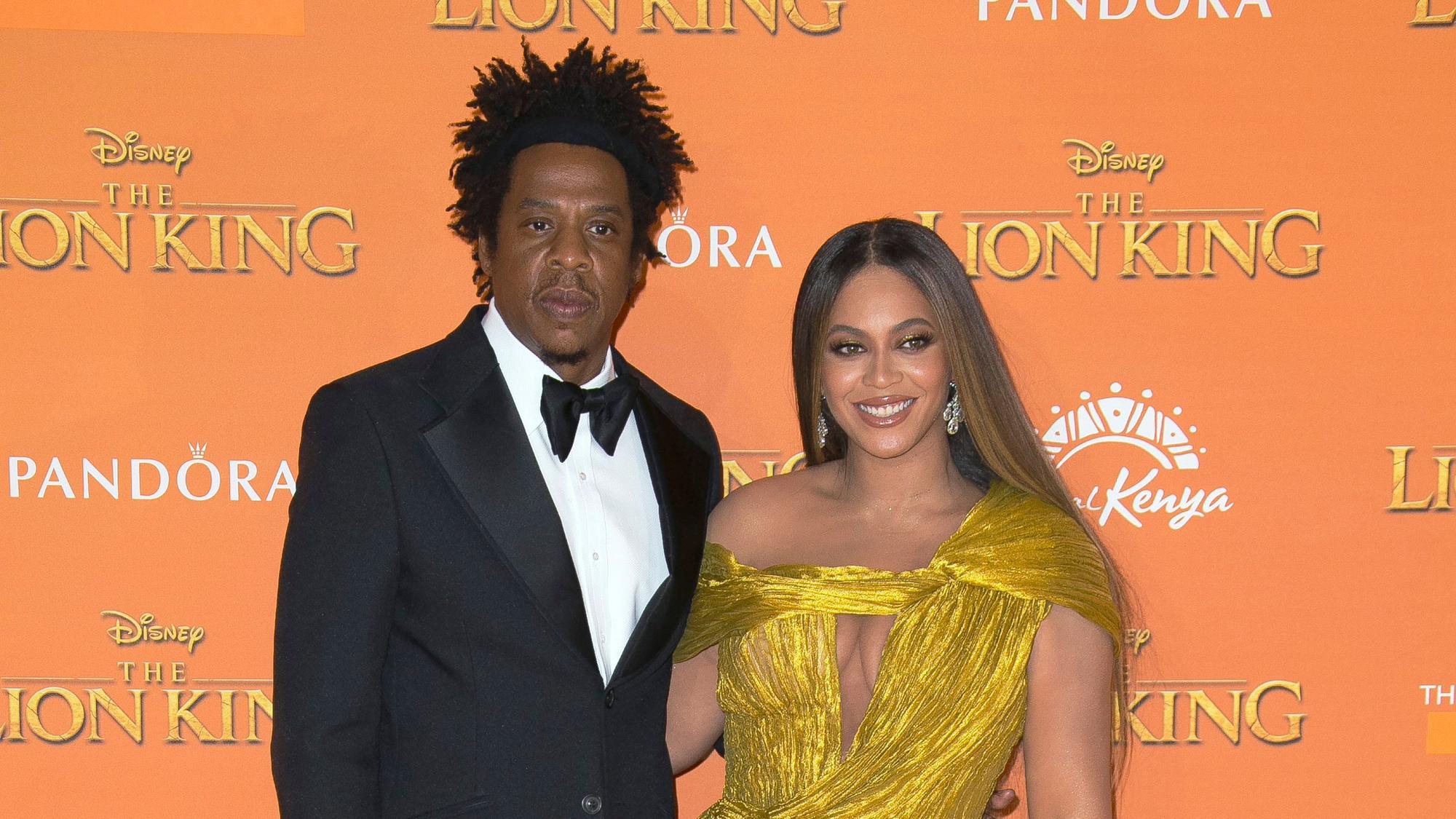 Die Sänger Jay-Z und Beyonce lächeln bei ihrer Ankunft zur "Lion King"-Premiere. Sie geht mit den meisten Gewinnchancen in die kommende Grammy-Preisverleihung. Beyonce und ihr Ehemann und Rapper Jay-Z hätten nun beide jeweils in ihrer Karriere insgesamt 88 Grammy-Nominierungen eingeheimst - und damit mehr als jeder andere Musik-Star.