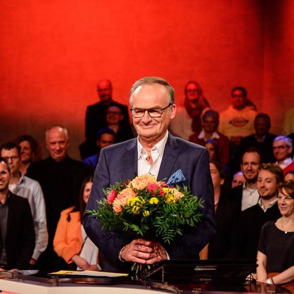 Frank Plasberg wird von seinen Kollegen mit einem Blumenstrauß verabschiedet.