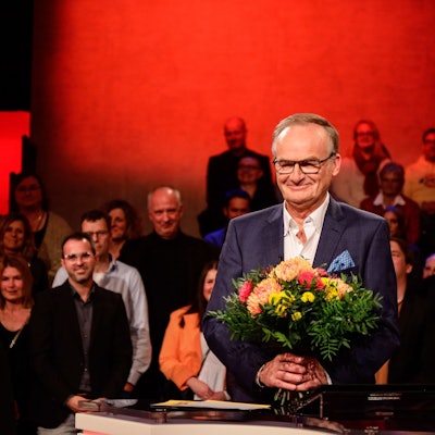Frank Plasberg wird von seinen Kollegen mit einem Blumenstrauß verabschiedet.