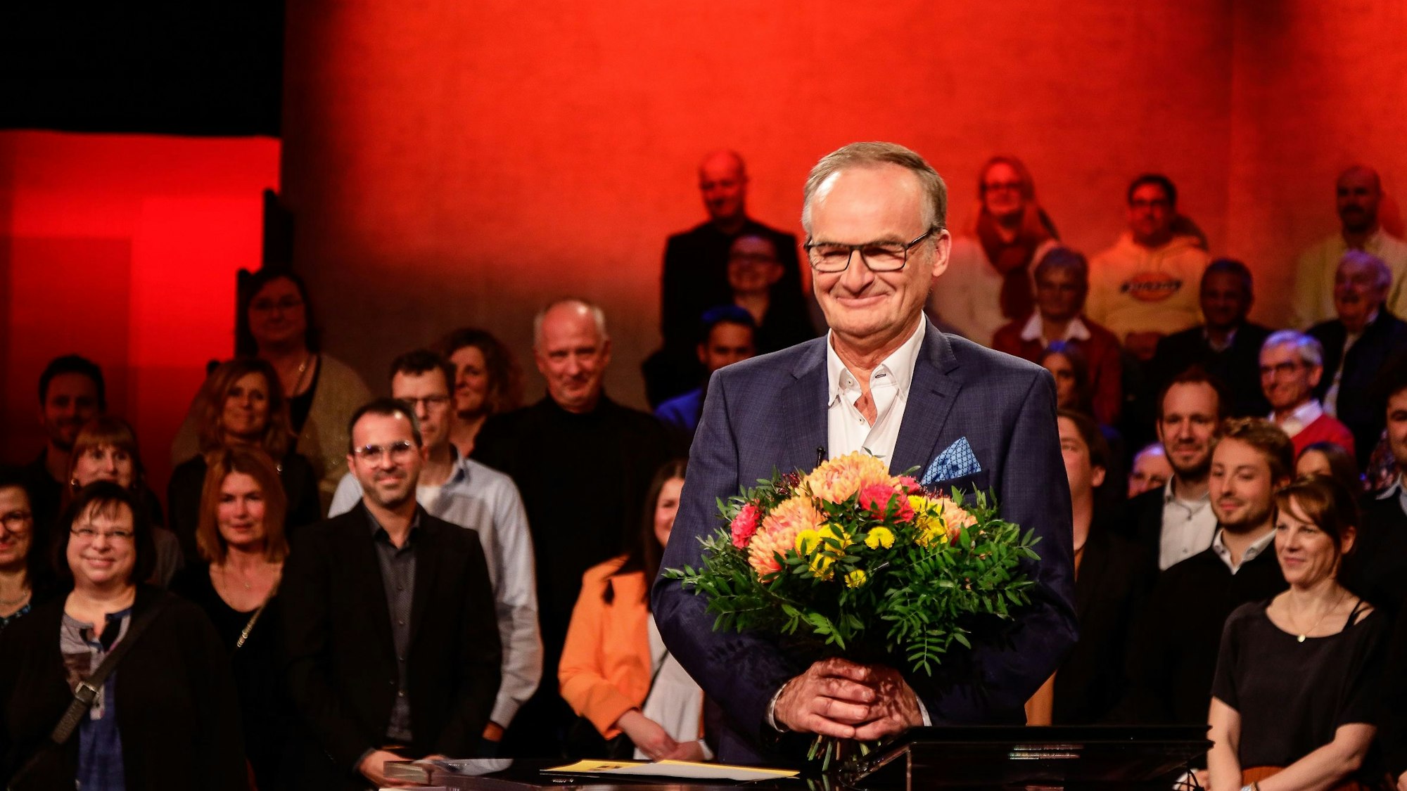 Frank Plasberg wird von seinen Kollegen mit einem Blumenstrauß verabschiedet.