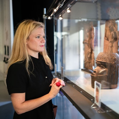 Nanette Snoep, Direktorin des Rautenstrauch-Joest-Museums, steht vor einer Vitrine mit Benin-Bronzen im Kölner Museum.
