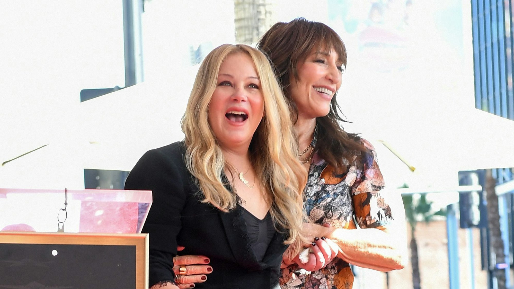 Katey Sagal und ihre Kollegin Christina Applegate auf dem Hollywood Walk of Fame in Los Angeles.