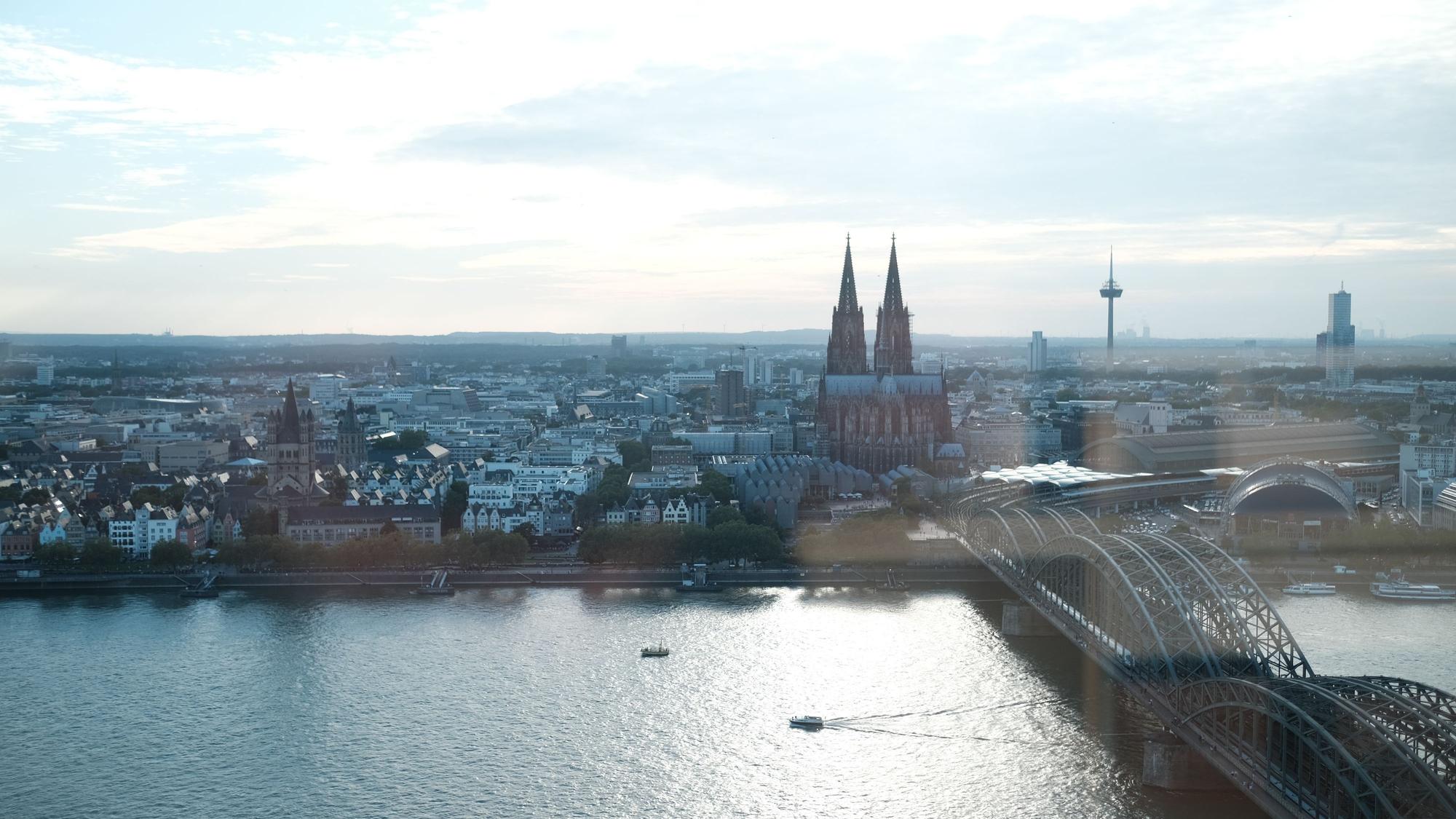 Die Skyline Köln bei Sonnenuntergang von KölnSky aus gesehen. (Archivbild)
