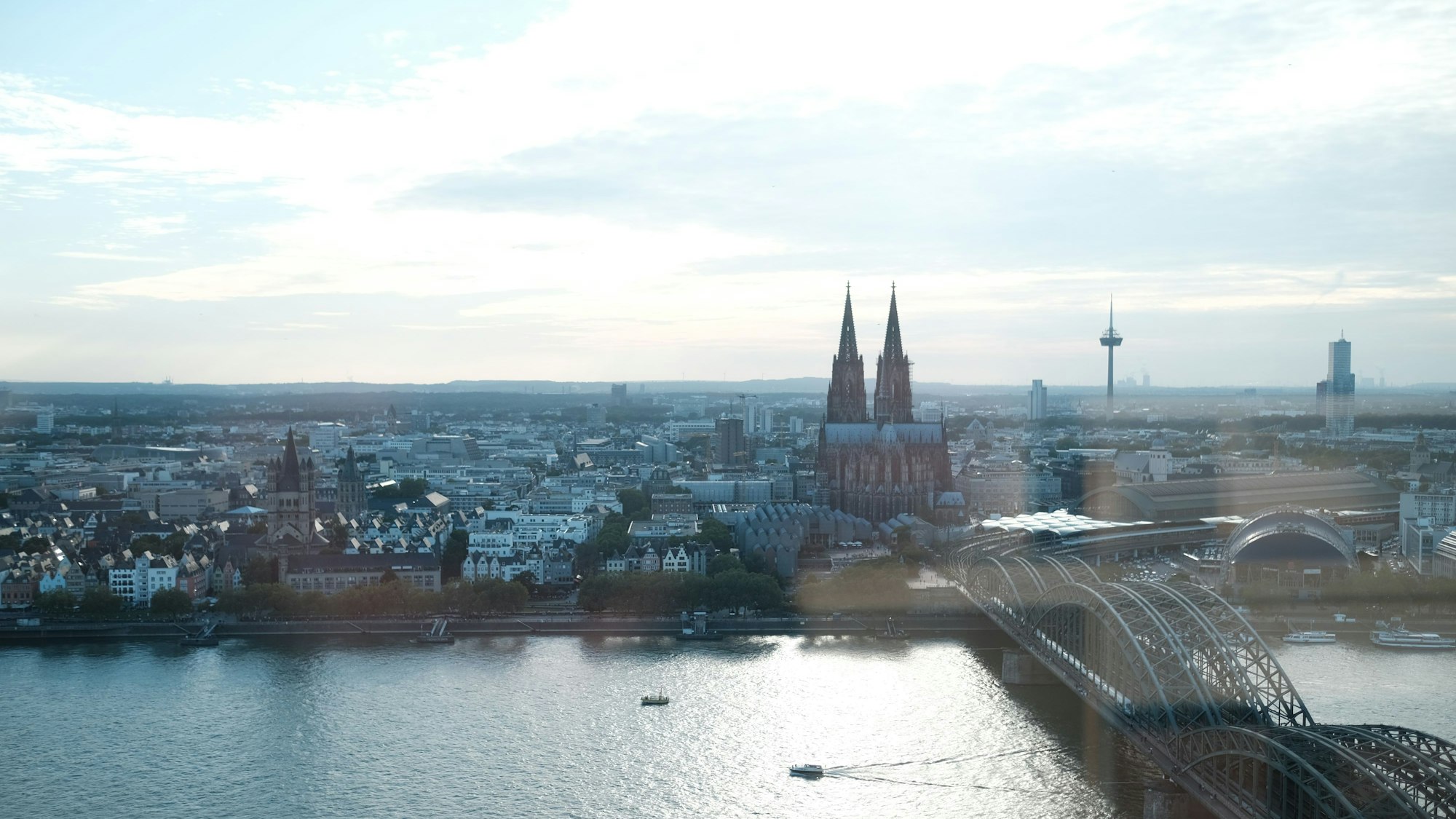 Die Skyline von Köln bei Sonnenuntergang von KölnSky aus gesehen.