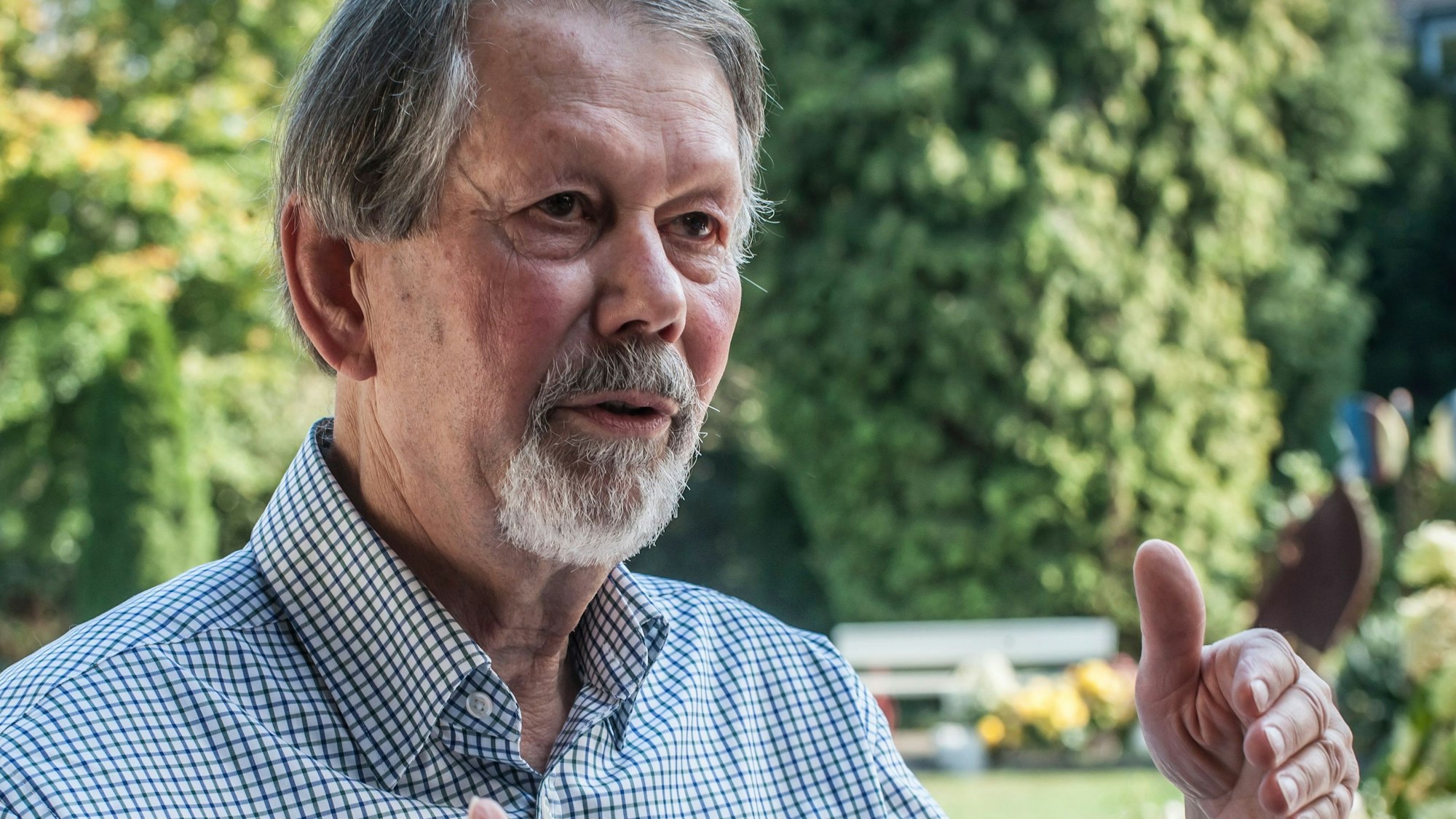 Immo Filzek sitzt auf seiner Gartenterrasse in Bürrig.